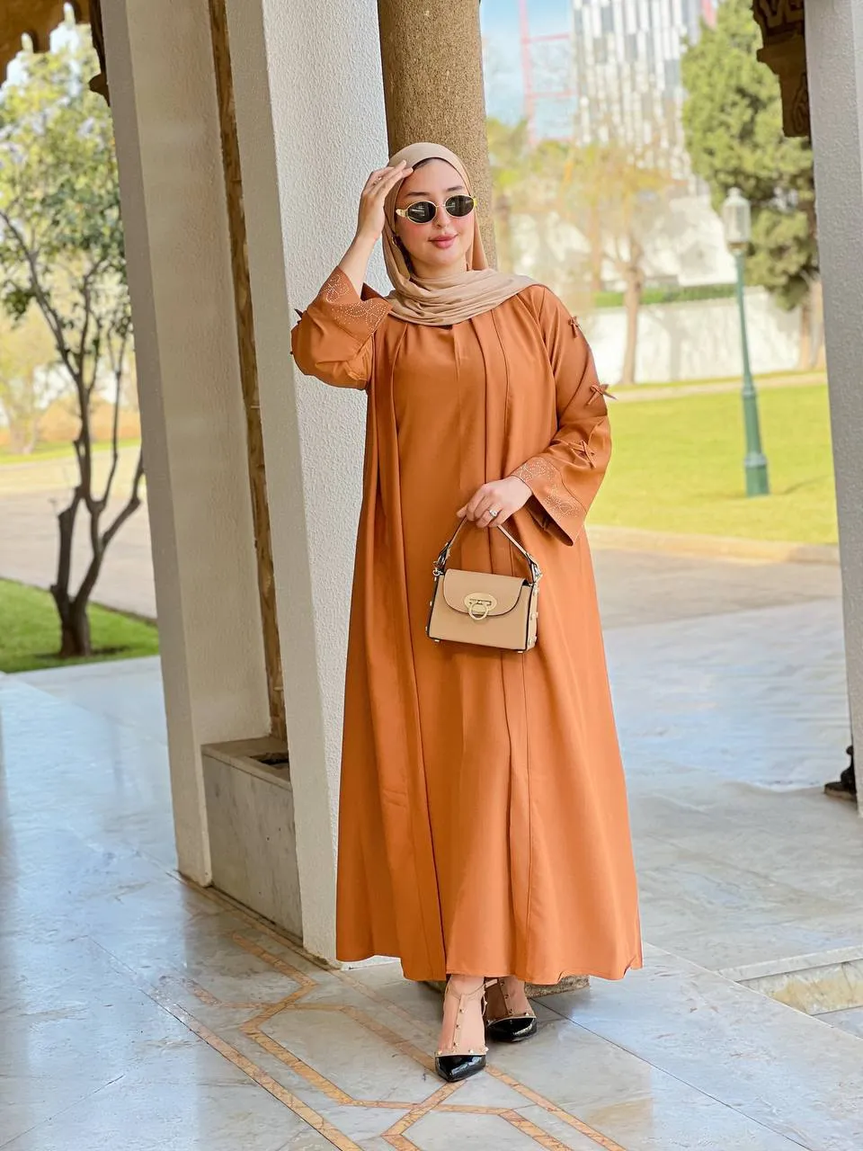 عباية راقية بتصميم عصري من قطعتين