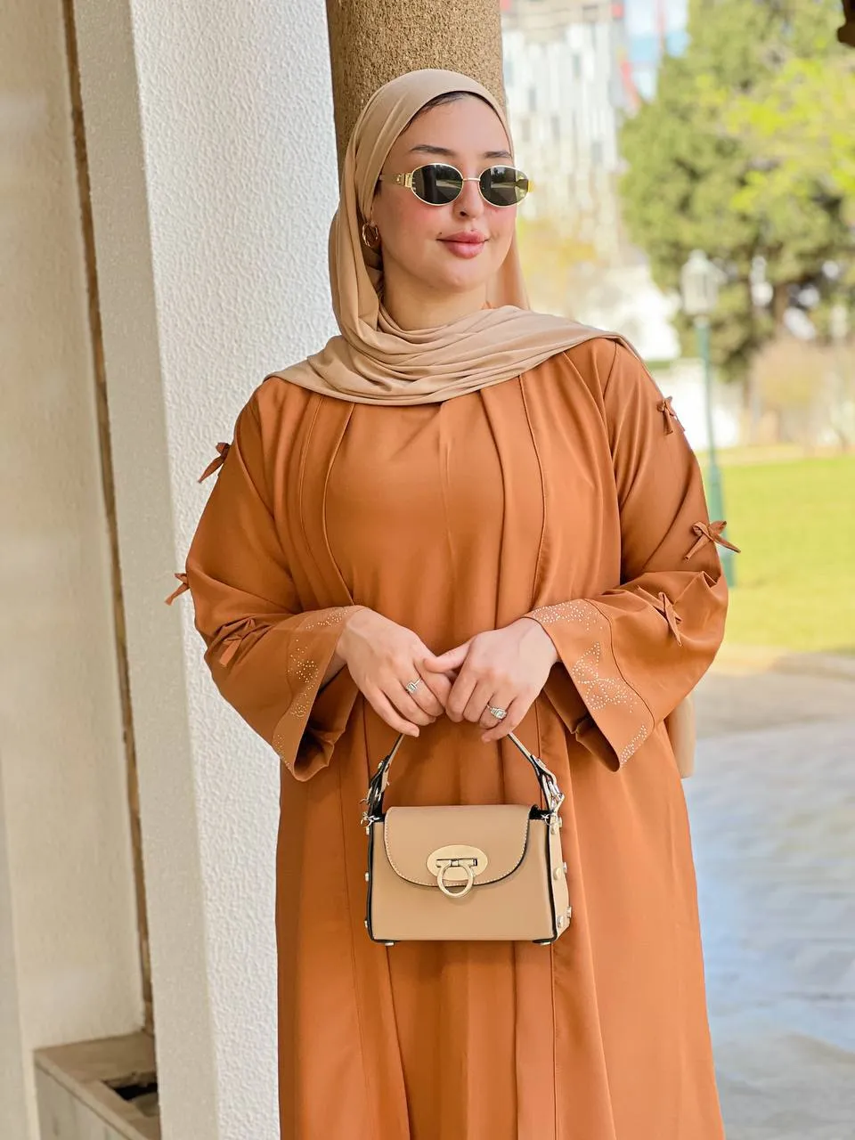 عباية راقية بتصميم عصري من قطعتين